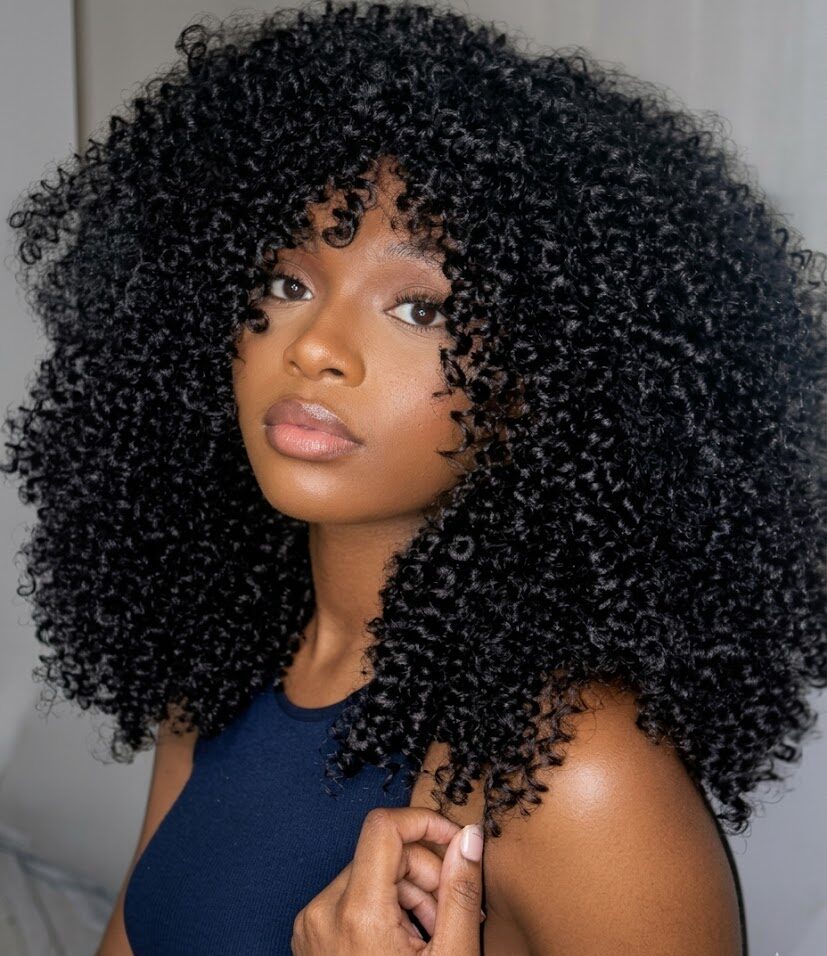 Mannequin portant des extensions de cheveux bouclés noirs naturels - Boutique Chic Simple Montréa